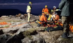 Bombeiros preparam resgate de criança que caiu em cânion no RS