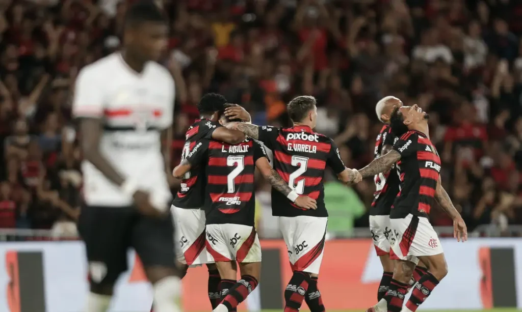 Flamengo vence São Paulo por 2 a 0 no retorno do Brasileiro